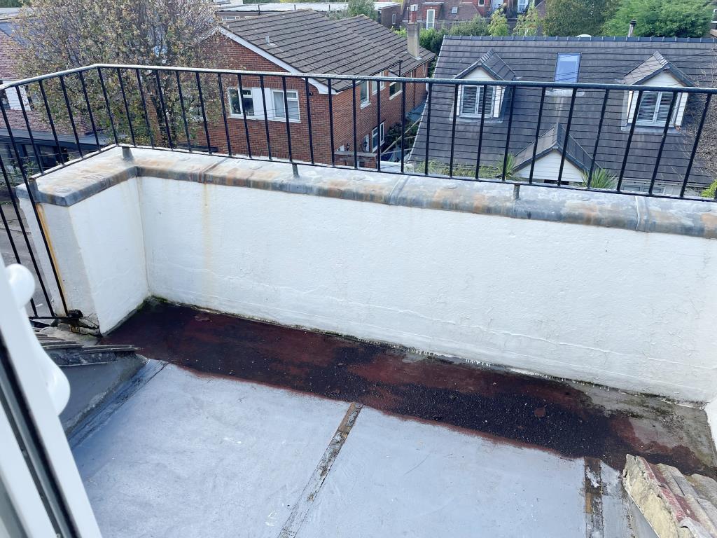 Lot: 54 - TOP FLOOR FLAT WITH ROOF TERRACE IN CITY CENTRE - View of sun terrace with railings